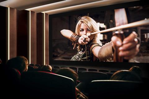 Чуть более года назад компания Samsung Electronics представила экран кинотеатра, состоящий из светодиодных панелей - мало чем отличающийся от обычных телевизионных дисплеев, - объявив его театром будущего
